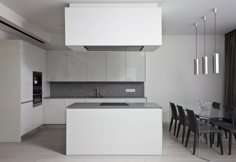 Cucina bianca minimalista con isola