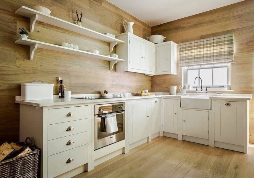 Modulo cucina bianco con rivestimento in legno a parete