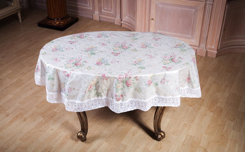 Toile cirée sur la table de cuisine ovale