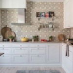 Cucina ad angolo con tessere di mosaico