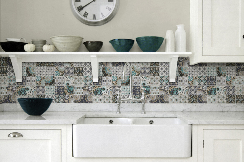 Patchwork di piastrelle di ceramica in cucina in stile provenzale