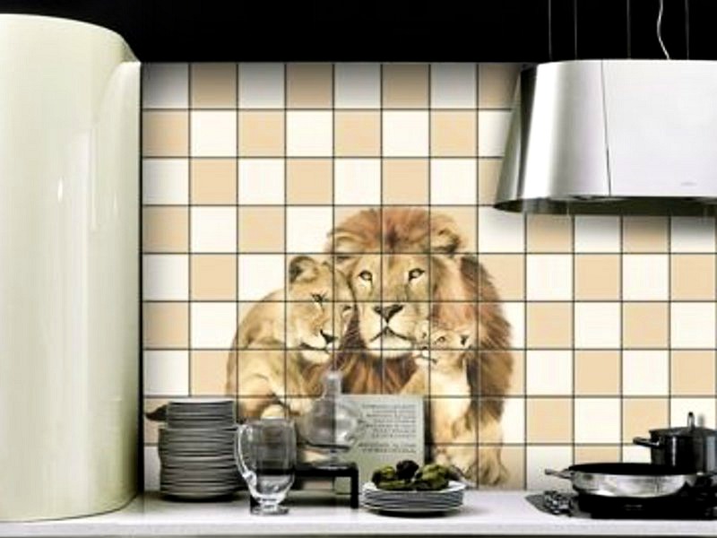 Image d'un lion sur un tablier de cuisine en carreaux