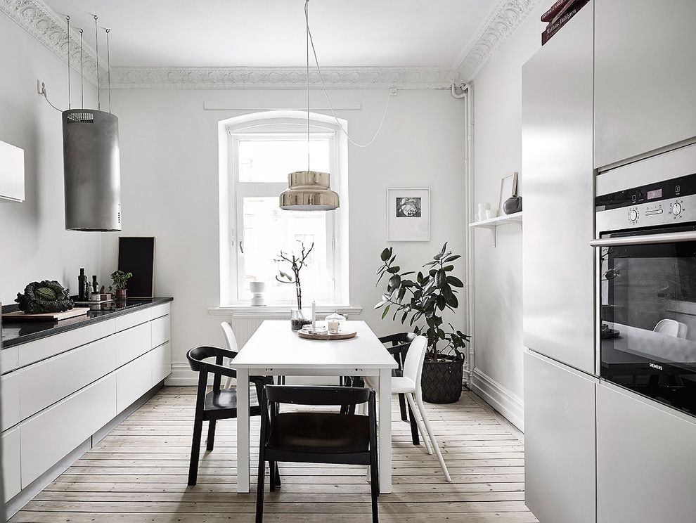 Plancher de pin en bois dans une cuisine de style scandinave