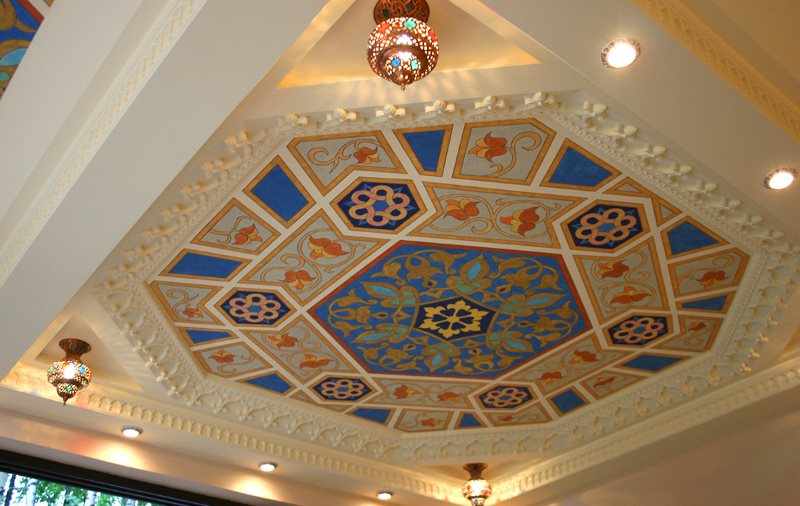 Plafond de style oriental dans la cuisine d'une maison privée