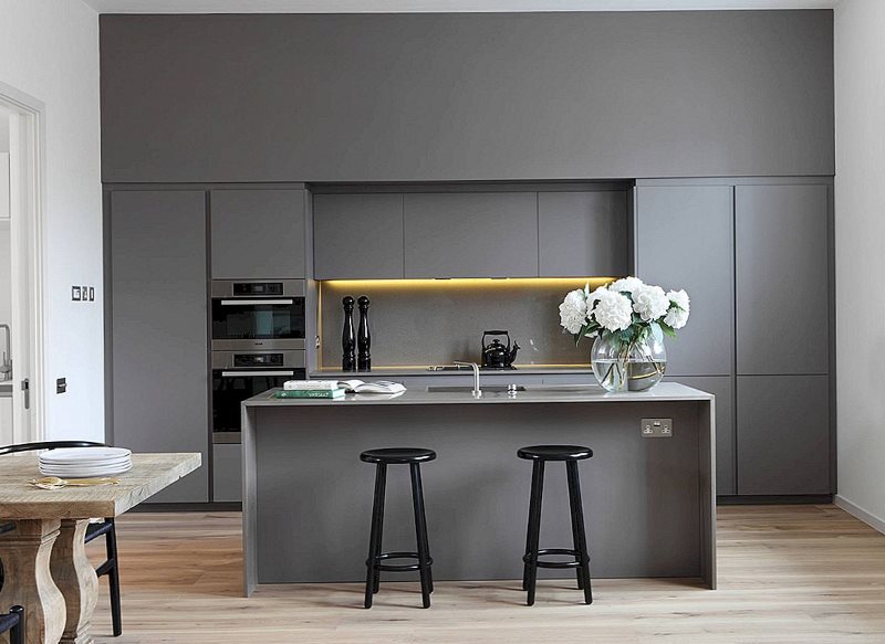 Modulo cucina lineare grigio con isola