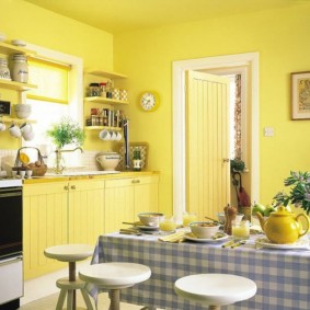 Peindre les murs de la cuisine avec de la peinture jaune