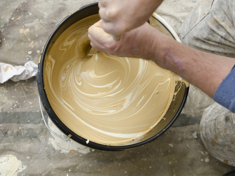 Mélange de peinture à l'eau pour les murs de la salle de bain