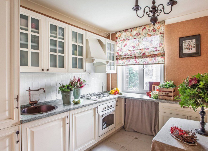 Tenda a fiori romana in una cucina di campagna