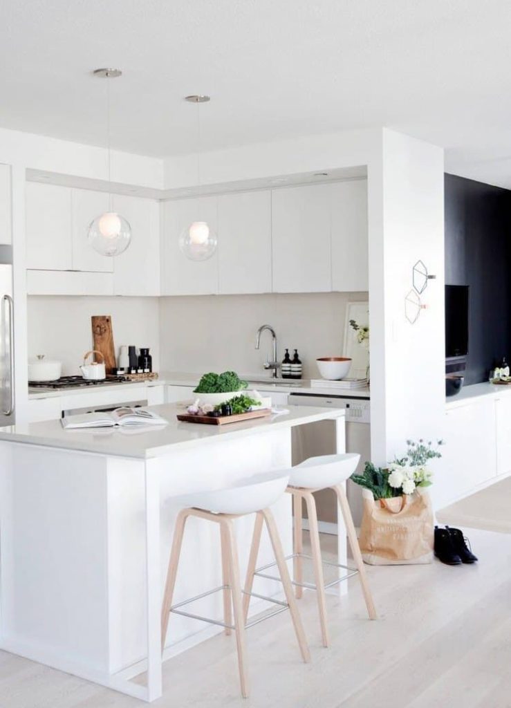 Apparecchi da incasso sul soffitto bianco della cucina