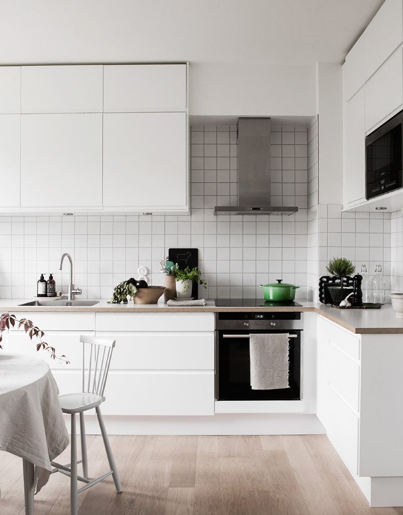 Armadi pensili minimalisti al soffitto della cucina