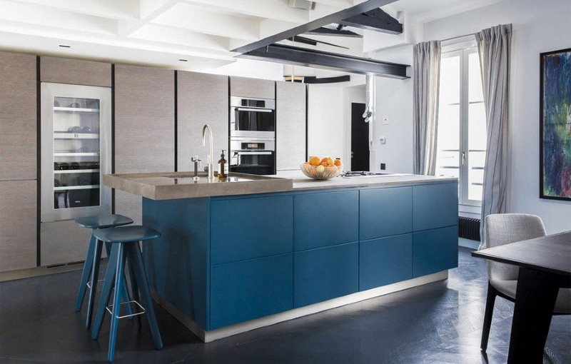 Mobili blu all'interno della cucina in stile minimalista