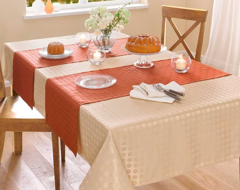 Décorer la table de cuisine avec une nappe