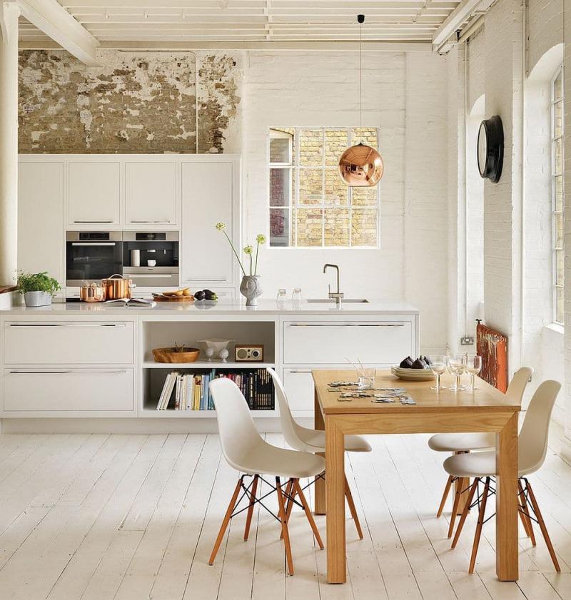 Table en bois dans le coin repas de la cuisine de style scandinave