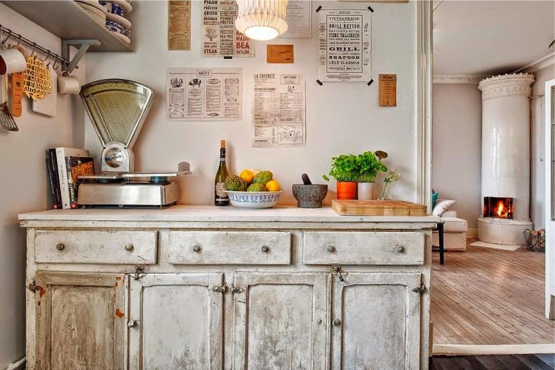 Échelles vintage sur une table de cuisine dans un style champêtre