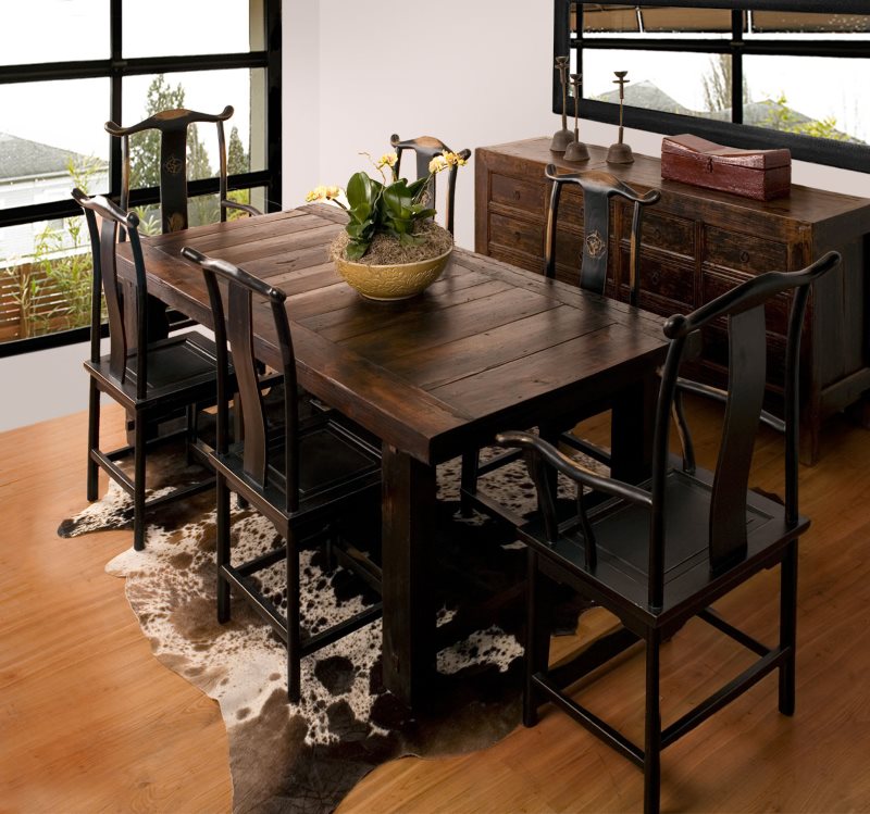 Table en bois massif dans la cuisine de style japonais