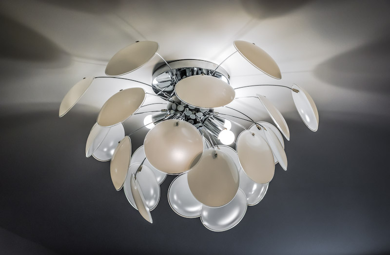 Lampada a forma di fiore sul soffitto della cucina-soggiorno