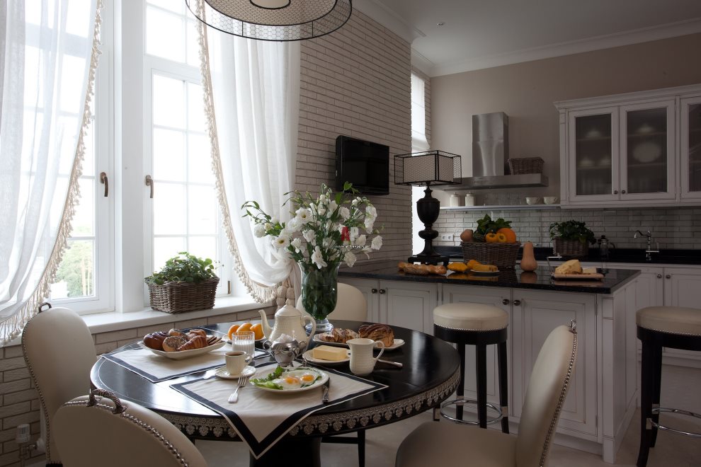 Rideau en tissu blanc léger dans la salle à manger de la cuisine