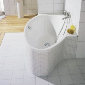 Baignoire blanche de forme originale