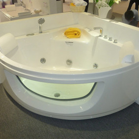 Baignoire d'angle avec fenêtre et hydromassage