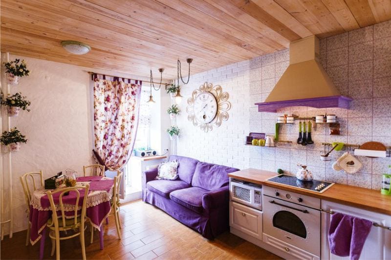 Soffitto in legno nella cucina di un appartamento di città