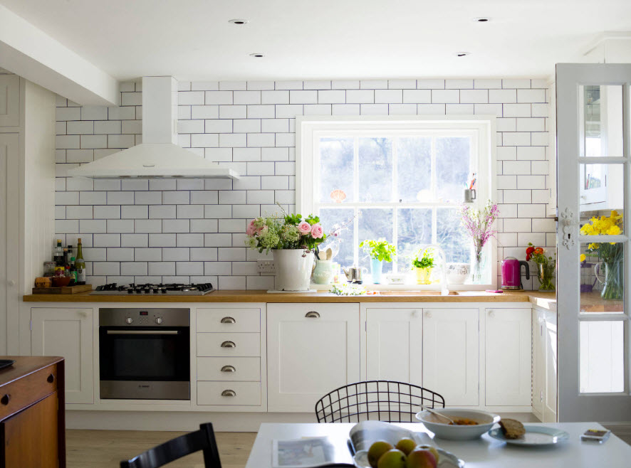 Hotte blanche à l'intérieur de la cuisine d'une maison de campagne