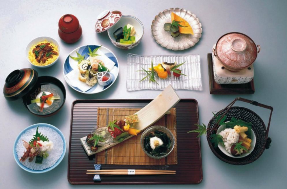 Plats japonais sur la table de la cuisine