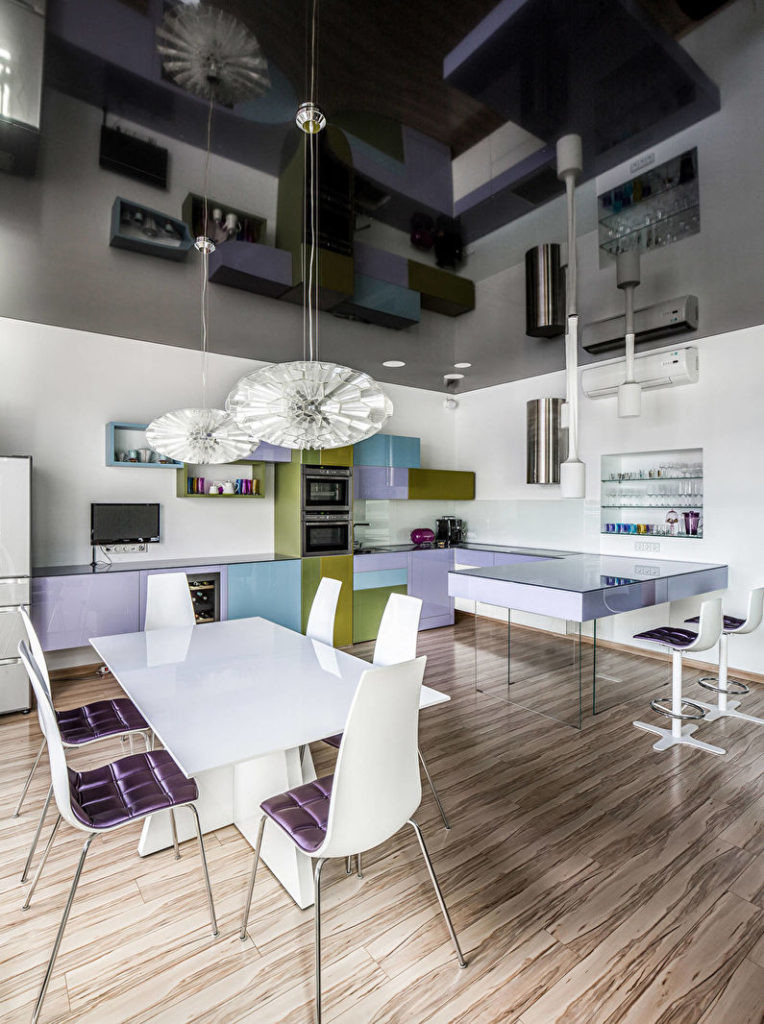 Soffitto nero in un'elegante cucina di un appartamento in città