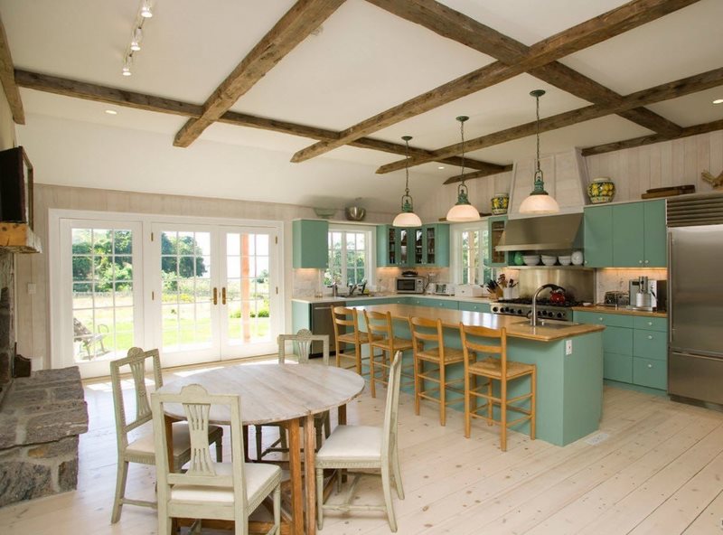 Poutres en bois à l'intérieur de la cuisine d'une maison de campagne