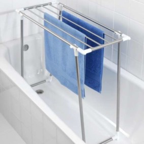 sèche-linge dans la salle de bain à la maison