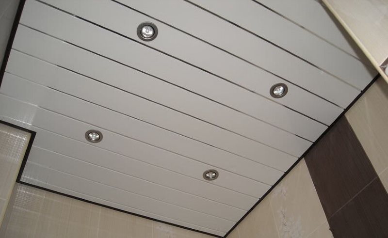 Soffitto a doghe all'interno della toilette