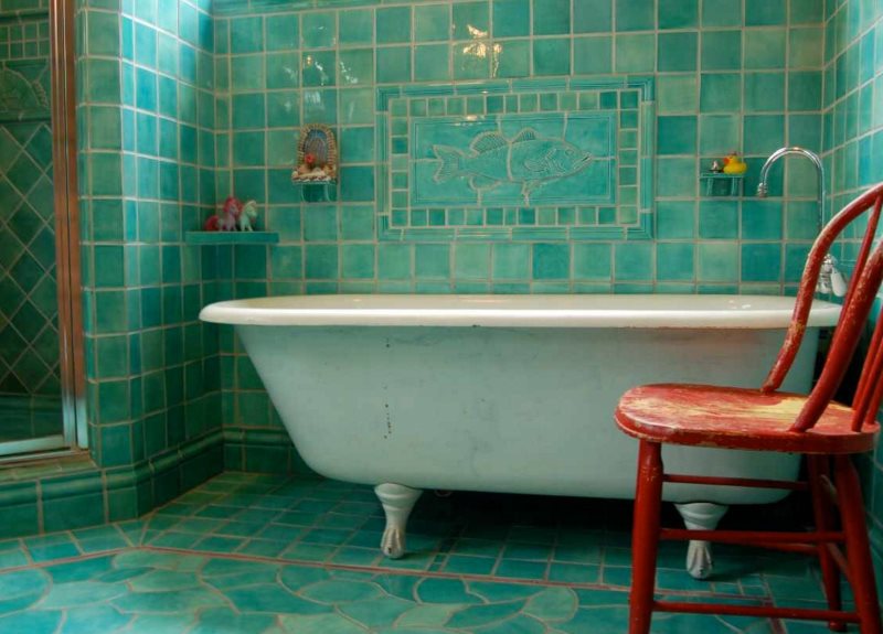 Carrelage turquoise dans une salle de bain de style rétro