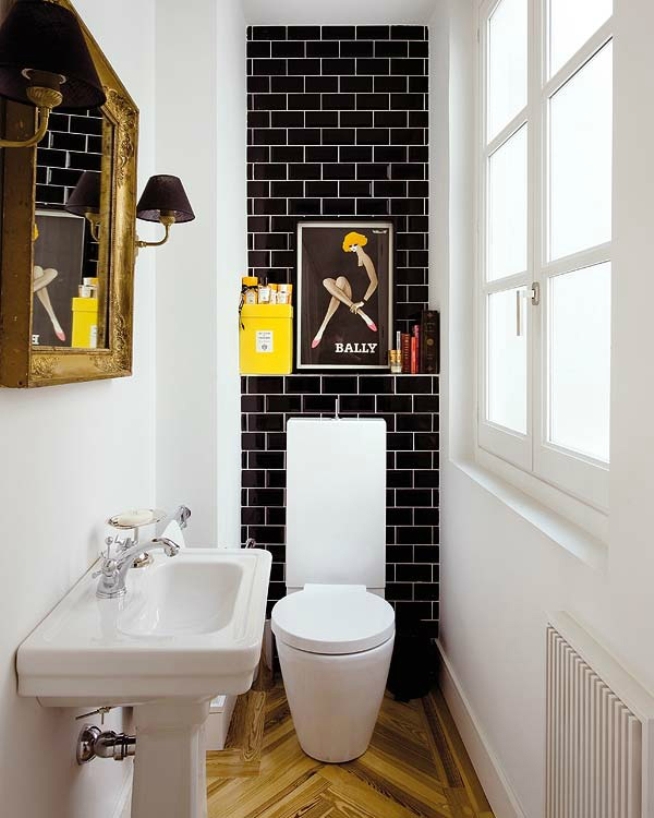 Interno bianco e nero della toilette in una casa privata