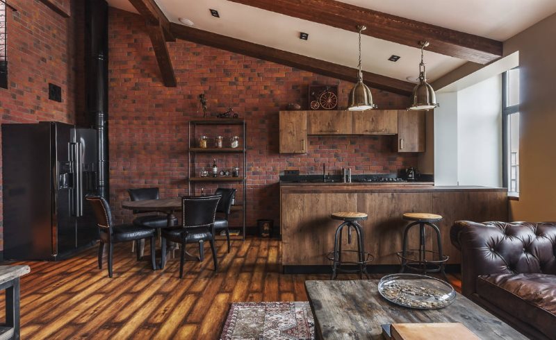 Interno di una spaziosa cucina-soggiorno in stile loft