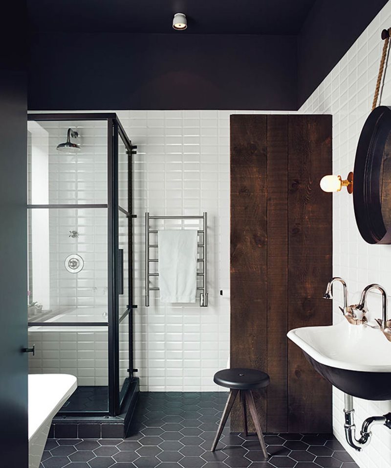 Plafond de salle de bain noir avec porte en bois.