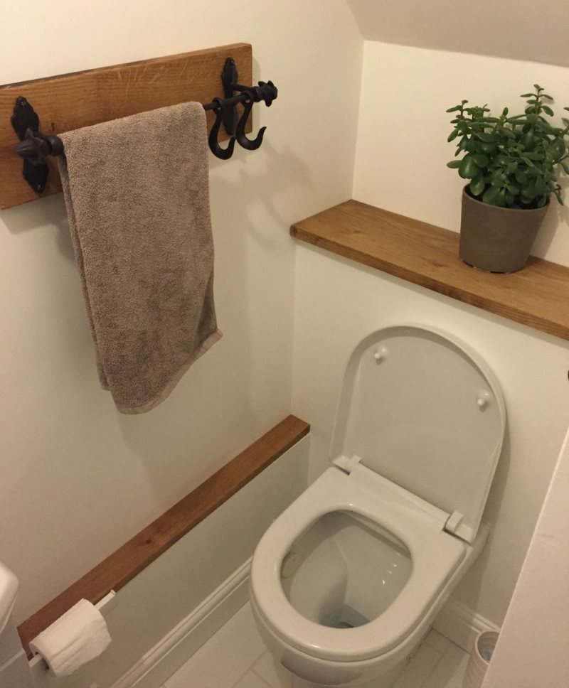 Fleur d'intérieur sur une étagère en bois dans les toilettes