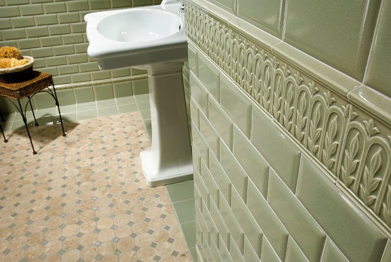 Insert décoratif en céramique sur le mur de la salle de bain