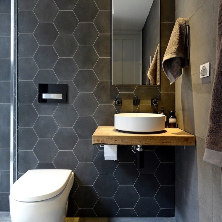 Carreau en nid d'abeille gris sur mur de toilette compact