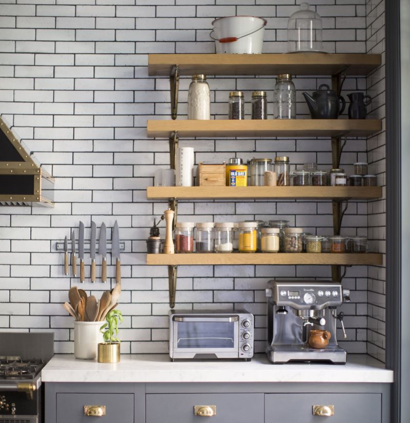 Étagères de planches sur le mur de briques de la cuisine