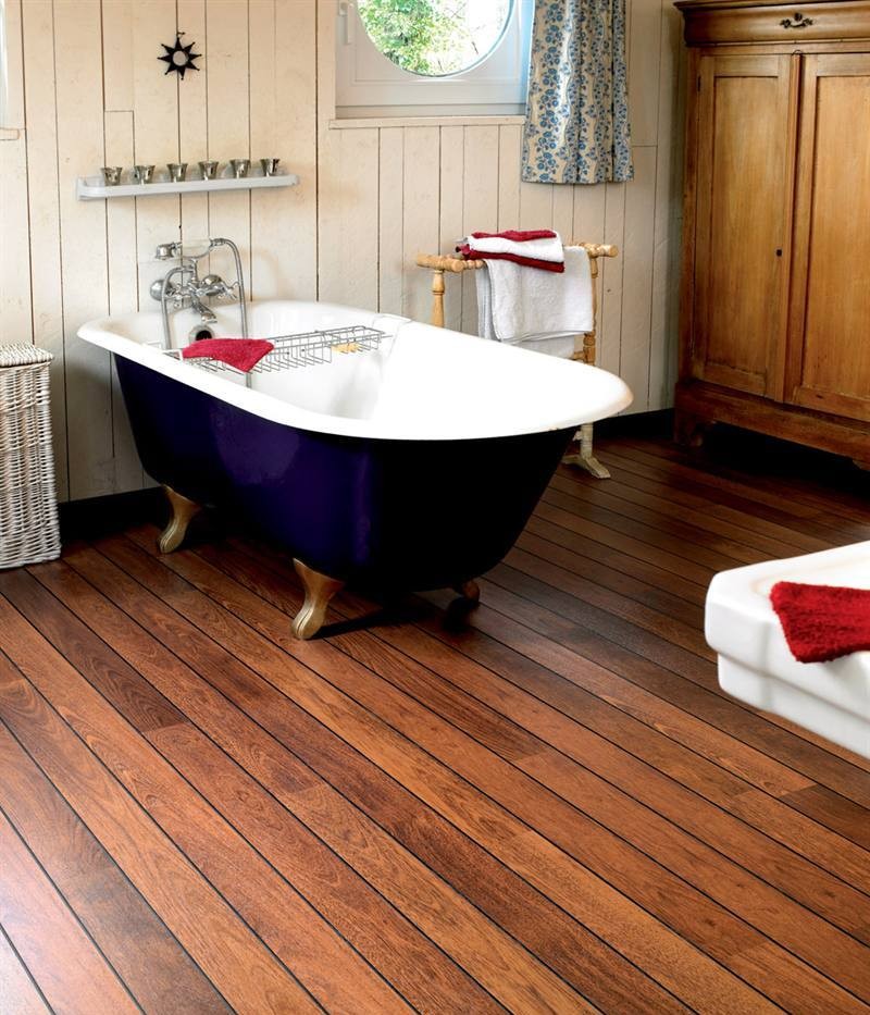 Bagno privato con pavimento in teak