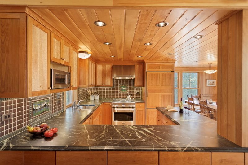 Soffitto in legno di una cucina in una casa privata