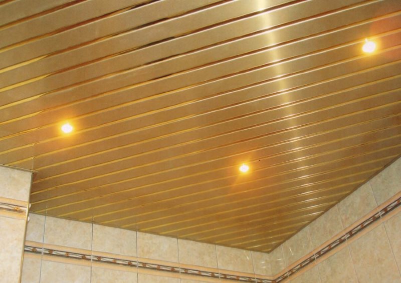 Faretti a soffitto con binari distanziati in diagonale