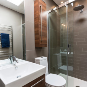 cabine de douche dans la salle de bain photo espèces