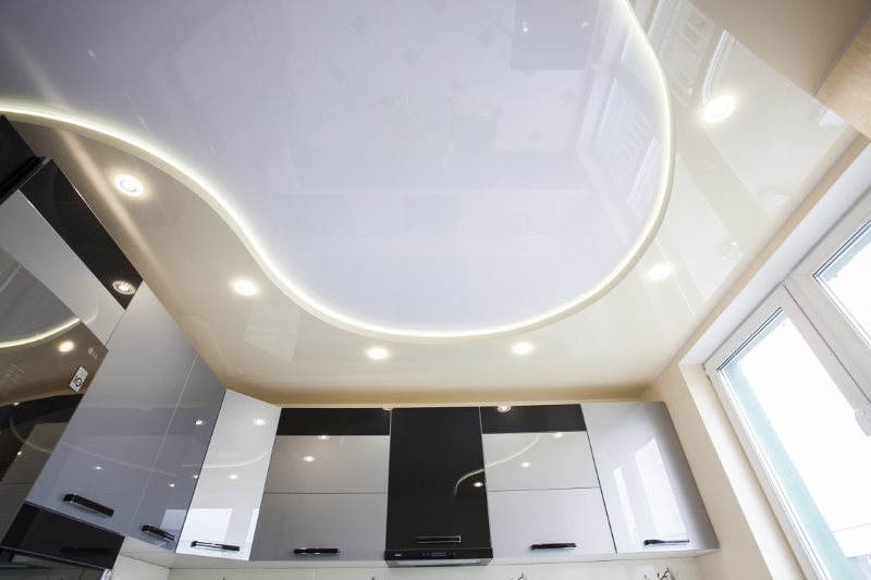 Soffitto sospeso a due livelli nella cucina di una casa a pannelli