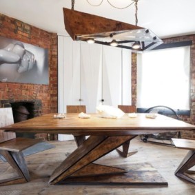 Grande table en bois avec pieds au design inhabituel