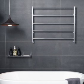 scaldasalviette elettrico nelle opzioni di design del bagno