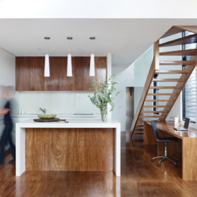 Escalier en bois dans la cuisine-salle à manger