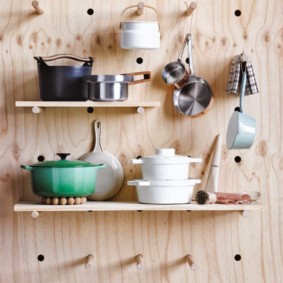 Scaffali fatti in casa per l'arredamento della cucina