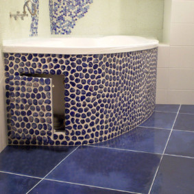 Porte avec mosaïque dans le revêtement de la salle de bain