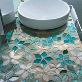 Mosaïque de verre sur comptoir en béton