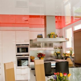 Plafond tendu en toile rouge